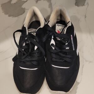 Reebok Classic Black and White Trainers Boy 7.5